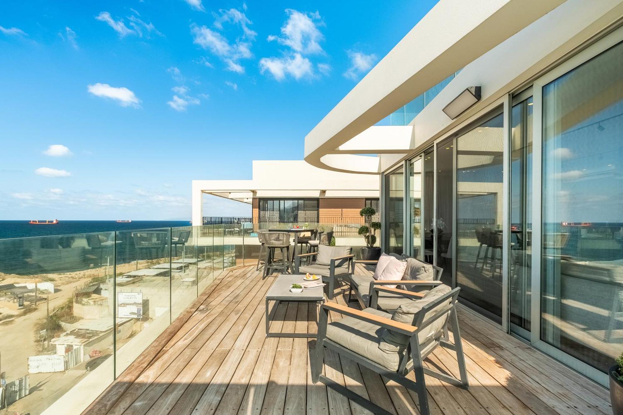 Penthouse 3Br + Roof Top + Parking - On The Beach 海法 外观 照片
