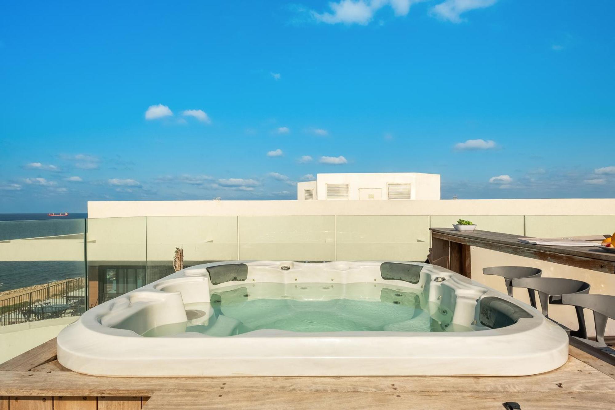 Penthouse 3Br + Roof Top + Parking - On The Beach 海法 外观 照片
